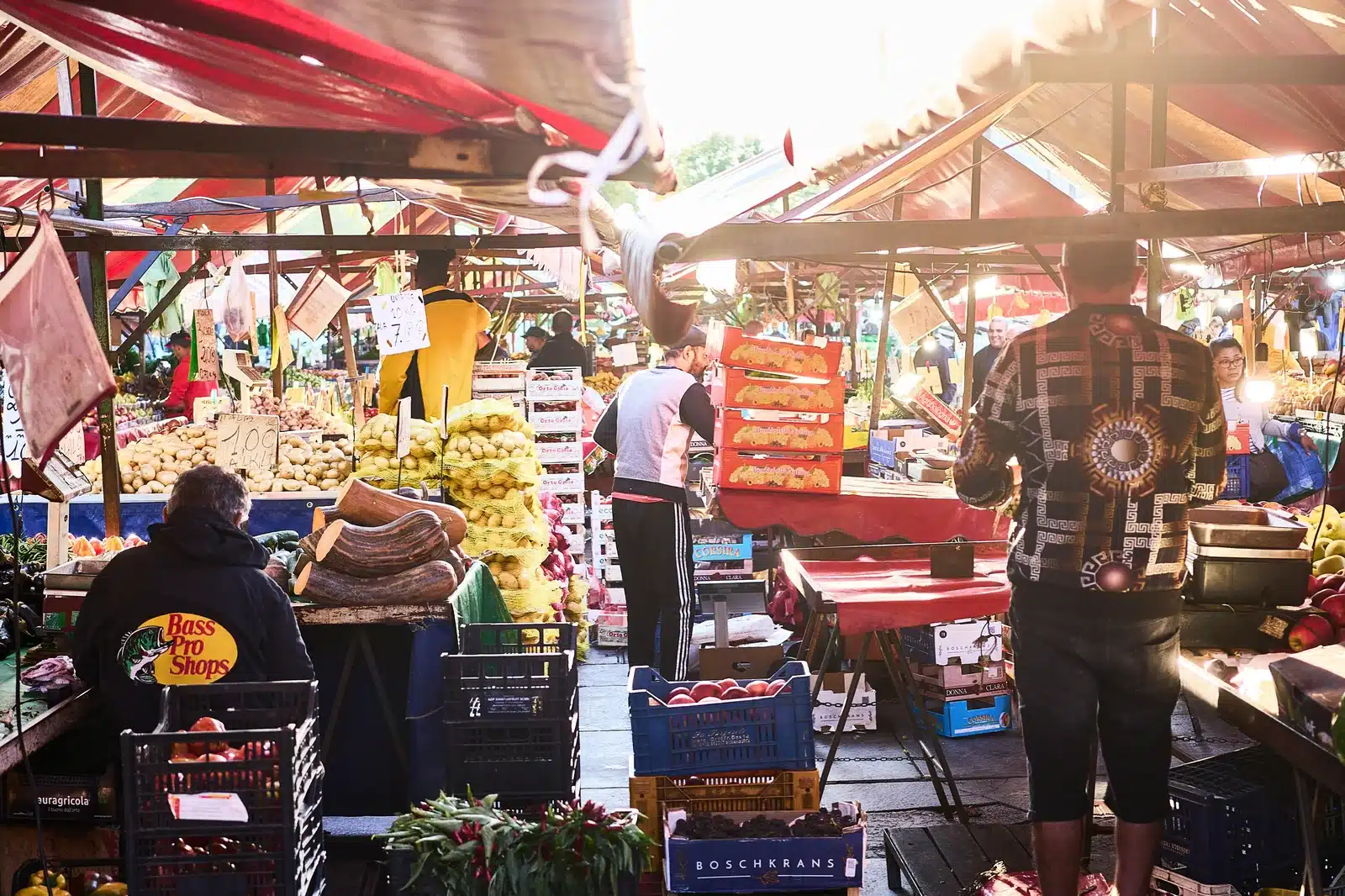 I banchi di frutta e verdura del mercato di Porta Palazzo a Torino, con i teli colorati controluce